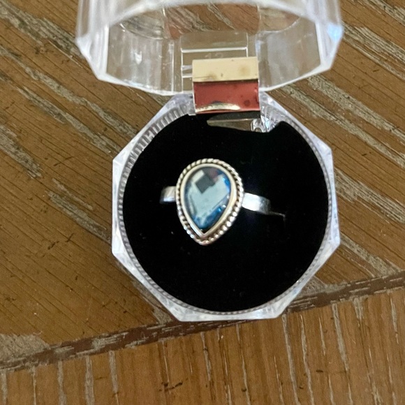Jewelry - Elegant Silver Teardrop Ring